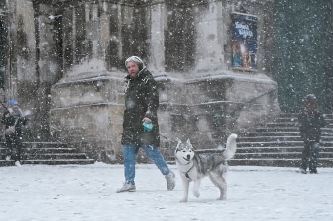 Попри сніг і дощ, на Львівщині потепліє: зростає ризик падіння бурульок