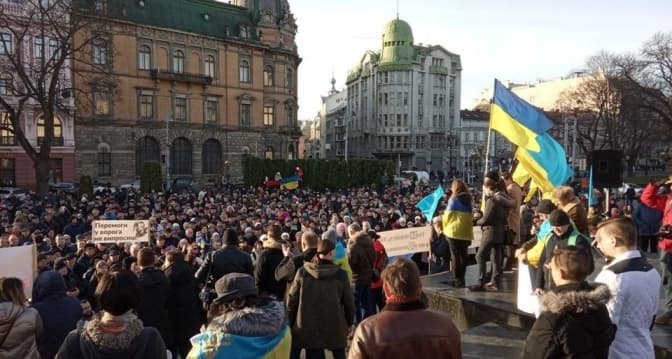 Тисячі львів'ян вийшли на мітинг напередодні Нормандської зустрічі. Фото