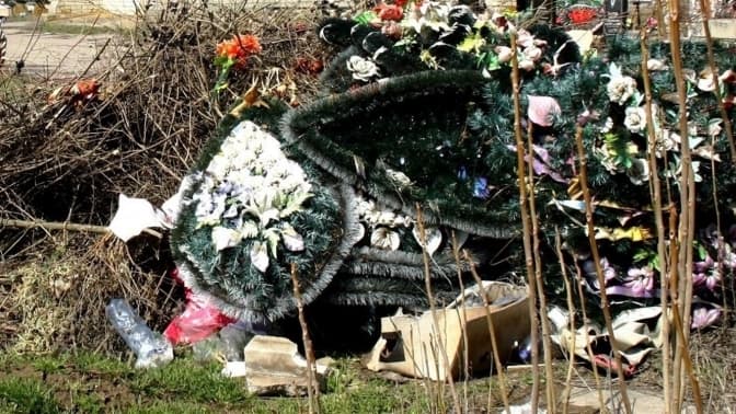 Місцева влада на Київщині заборонила використовувати штучні квіти на кладовищах