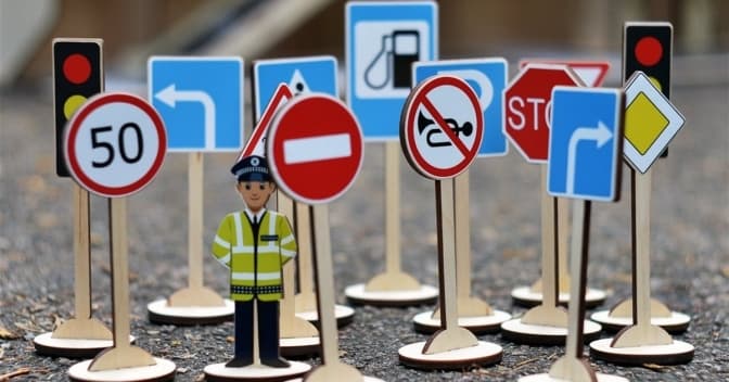 Восени в Україні з’являться нові дорожні знаки. Що зміниться