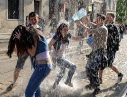 Львів’ян просять обливатися на свята лише на площі Ринок