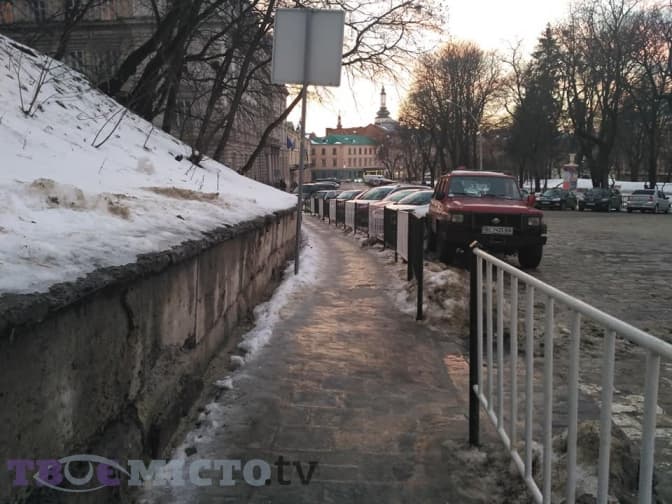 Львів’ян попереджають про ожеледь на тротуарах. Адреси травмпунктів
