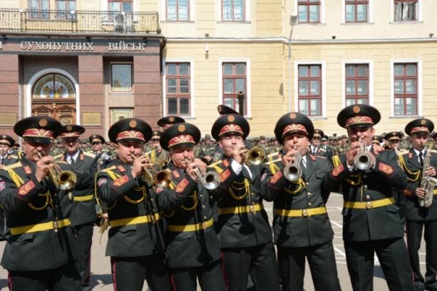 Військовий оркестр привітав львів'ян із Днем незалежності у центрі міста. Відео