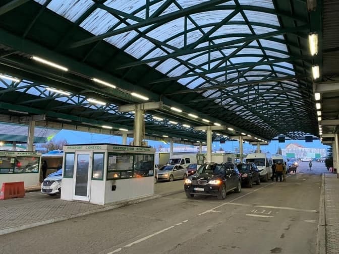 Лише у двох пунктах пропуску на Львівщині є невеликі автомобільні черги