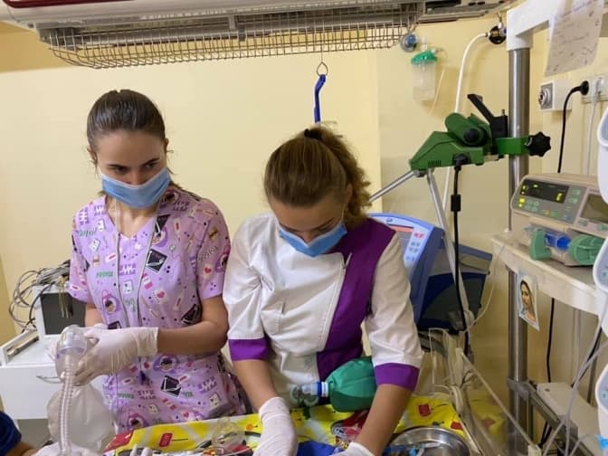 Трирічну дівчинку з ковідною пневмонією, яка майже місяць перебувала на ШВЛ, відключили від апарату