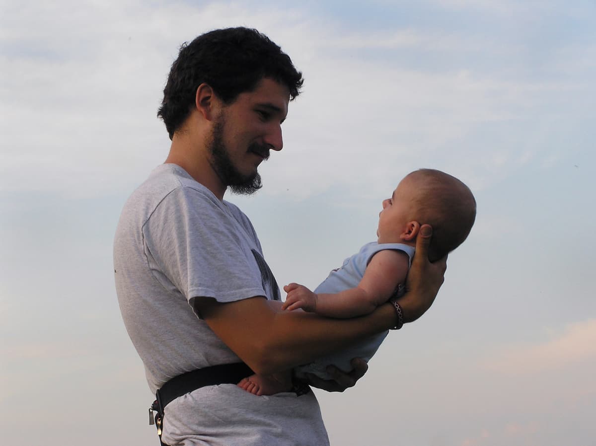 Сьогодні – День тата. 7 фактів про батьківство від львівських татусів