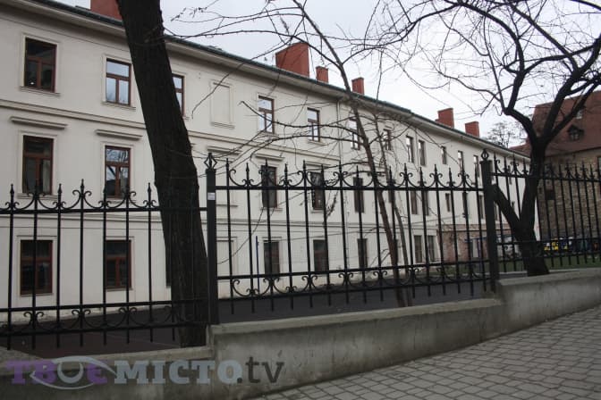 У львівській школі руйнується паркан за 800 тисяч, якому менше року. Фото