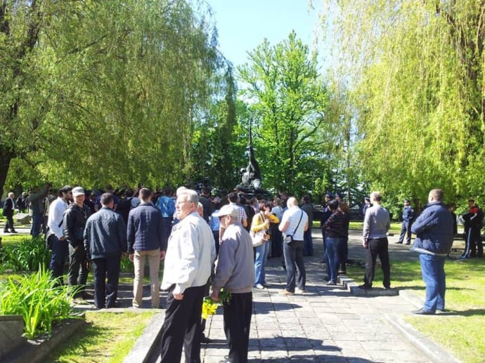 Ветерани у Львові без інцидентів поклали квіти. Фото