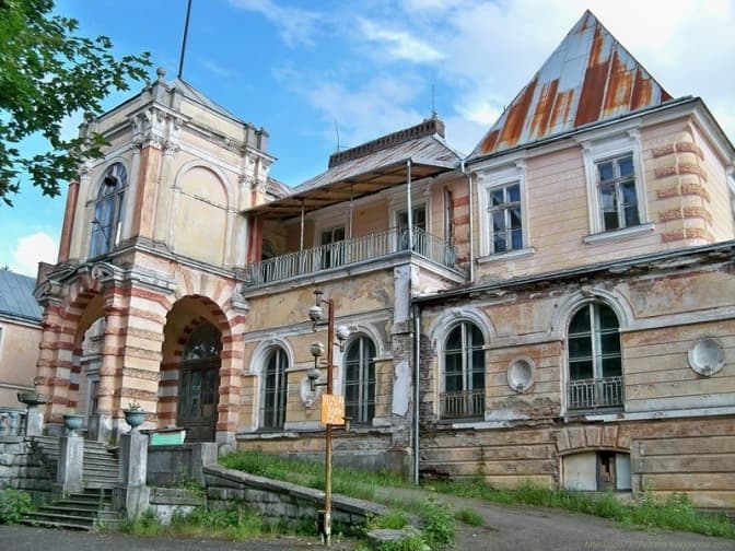 На Львівщині майже за 7 мільйонів продають колишній палац польського графа