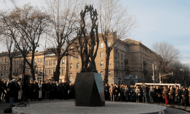 Фото дня: у Львові відкрили перший в Україні пам'ятник Антоничу