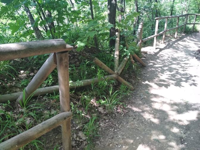 Парк «Знесіння» також постраждав від буревію: поламана огорожа на схилах. Фото