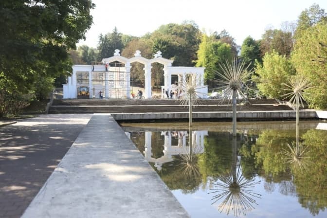 У львівському Парку культури відновлюють вхідну арку