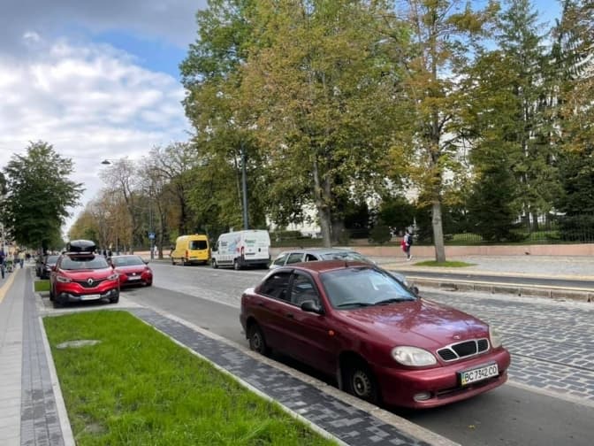 Через запарковану велодоріжку на вулиці Бандери виписали понад 20 штрафів