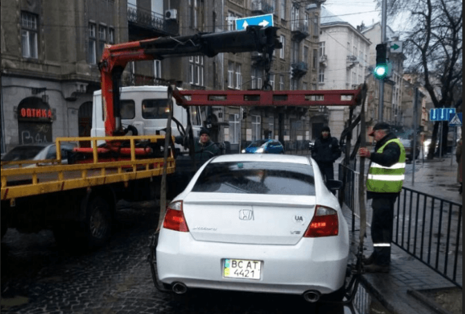 Водіям нагадують про заборону паркування на окремих вулицях Львова. Перелік