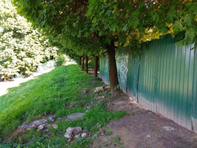 У Парку культури захопили землю. Директор готовий ламати паркан