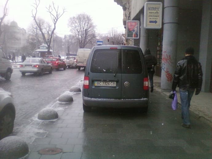 Паркуватись на вулиці Лисенка у Львові заборонено