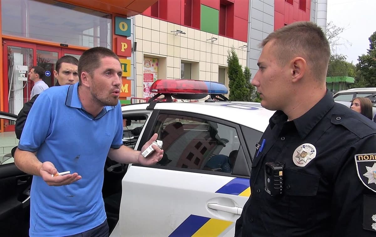 Хто правий: поліцейський чи активіст-провокатор