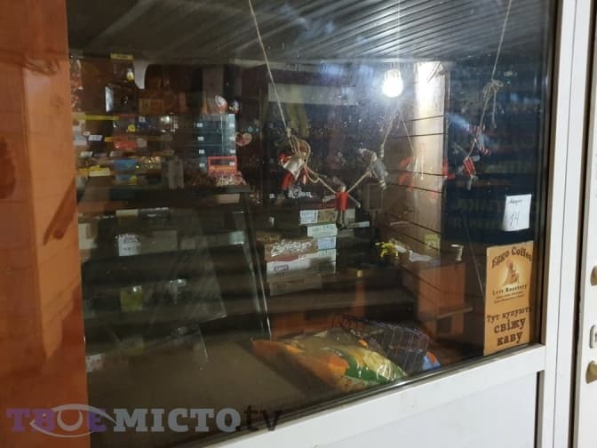 Із переходу на Митній вивозять зіпсуті продукти. Завтра обіцяють почати ремонт