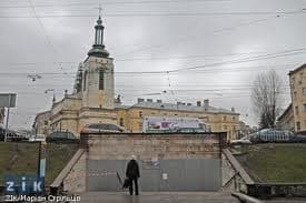 Перехід на площі Митній у Львові тимчасово перекрили