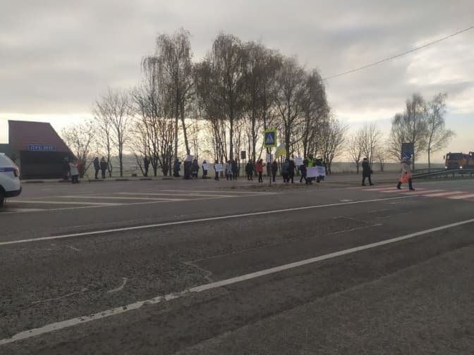 На Львівщині медики перекрили міжнародну трасу. Оновлено