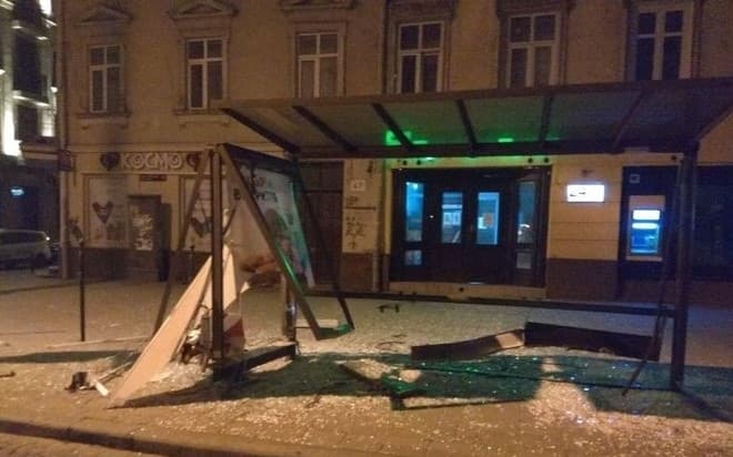 Уночі під час ДТП невідомий пошкодив зупинку громадського транспорту в центрі Львова