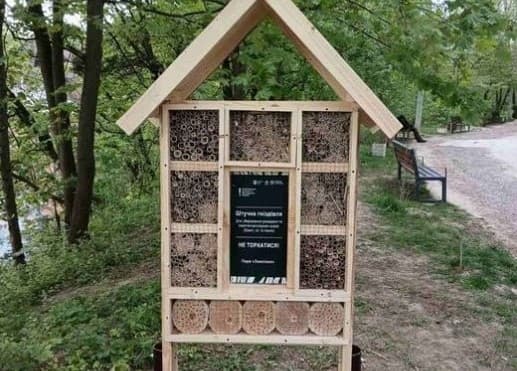 В парку «Знесіння» у Львові встановили будинок для комах. Яка його функція