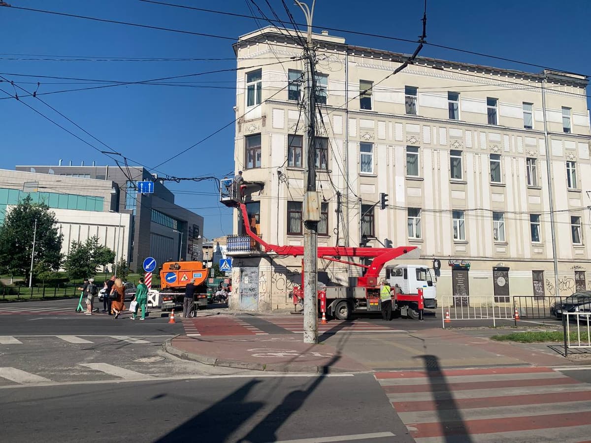 Хто відповідатиме за обвал балкона у Львові, де загинув чоловік, і чи будуть перевіряти інші