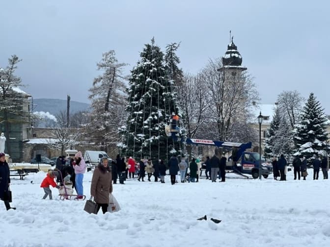 На Львівщині вкрали кульки з ялинки, які вишила дружина військового