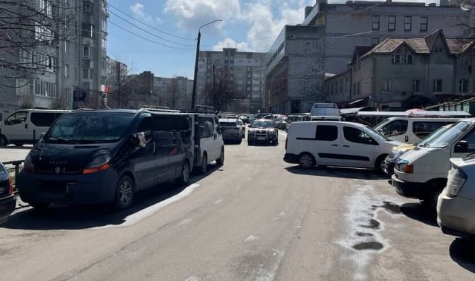На Сихові впорядкують паркування біля торгового центру