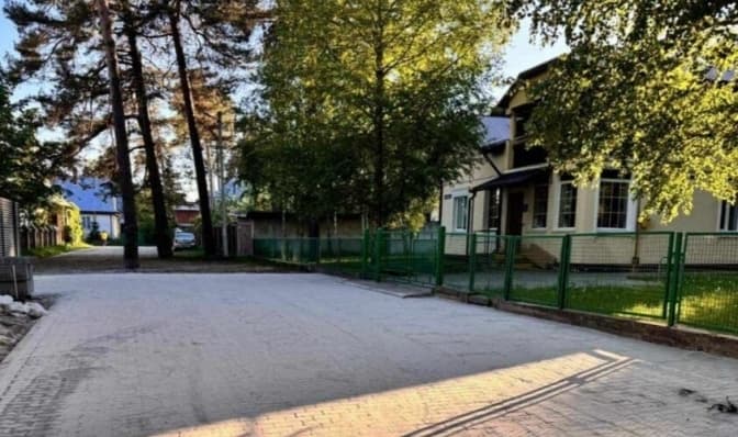 Біля Львова підприємець за власні кошти постелив бруківку біля амбулаторії