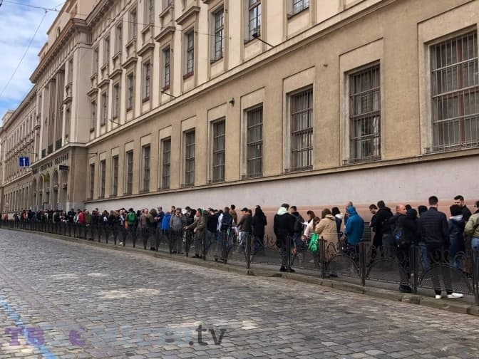 У Львові утворилися черги за поштовими марками. Фото дня