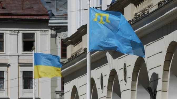 У центрі Львова підняли кримськотатарський прапор