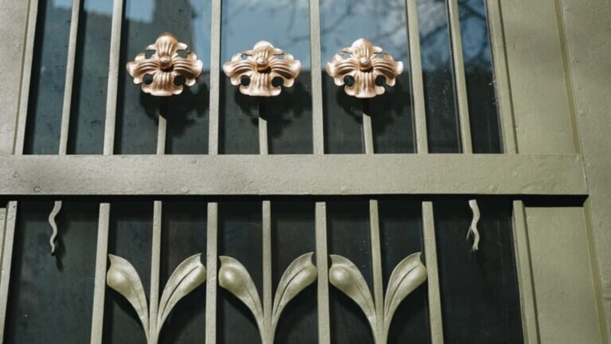 У Львові відреставрували історичну сецесійну браму з квітковим декором