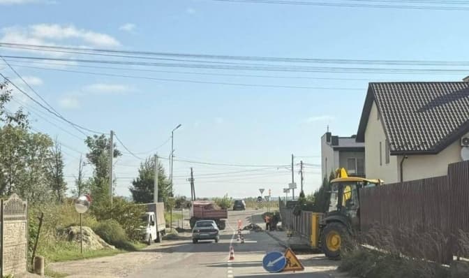 У Львівській громаді облаштовують доступну зупинку: частина дороги перекрита