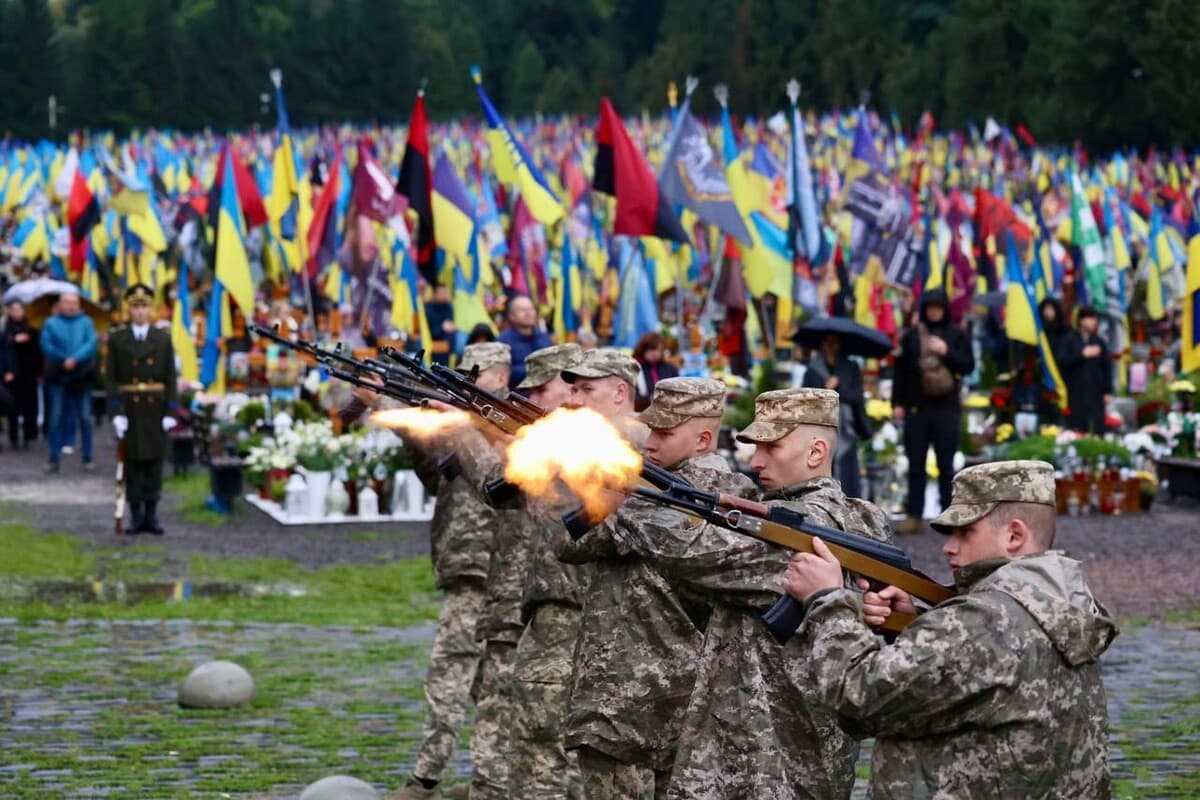 Фото дня. У Львові вшанували пам'ять захисників України на Личаківському кладовищі