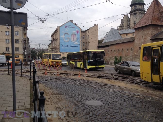 Ситуація на дорогах: на Митній ремонтують колію