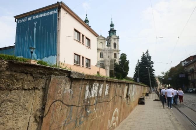 На вулиці Бандери деякі трамваї змінять маршрут через демонтаж підпірної стінки. Схема