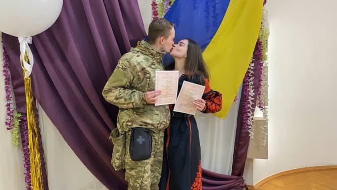 Війна без рожевих окулярів. Історія волонтерки, що вийшла заміж за військового і допомагає киянам