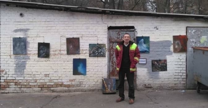 Помер художник-двірник, який на смітнику в Києві організував художню виставку
