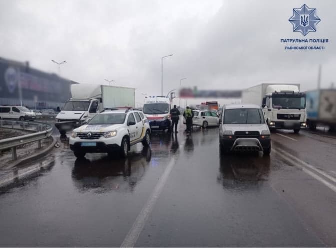 Через ДТП із потерпілими на об'їзній дорозі Львова частково ускладнений рух