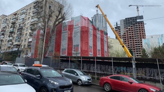 Після конфіскації техніки, руйнування «Будинку з комахами» у Києві продовжується вручну