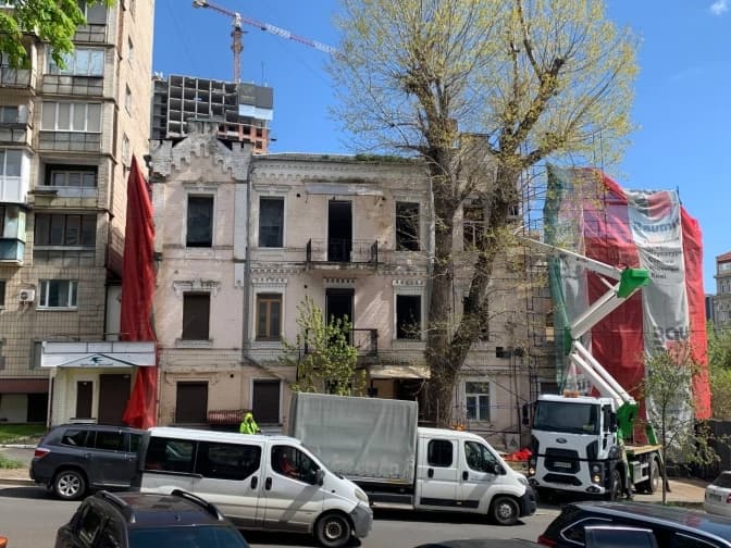 З «Будинку з комахами» на Володимирській в Києві зняли незаконні риштування