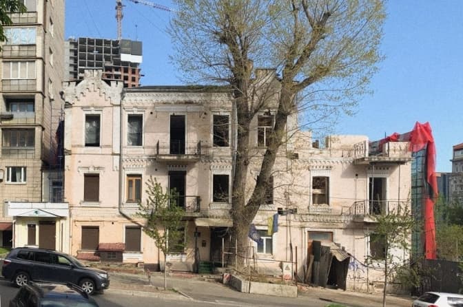 Забудовник «Будинку з комахами» у Києві попри два охоронні статуси будівлі, демонстративно вивісив банер про будівництво офісного центру