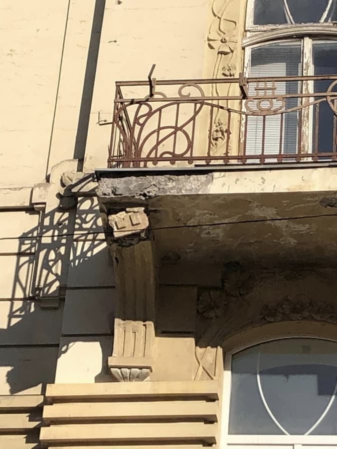 У центрі Львова відколовся шматок ще одного балкону та пошкодив припаркований автомобіль