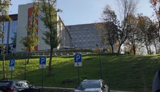 Біля лікарні на Орлика висадять понад 50 дерев