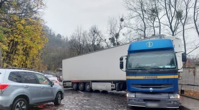 У Львові вантажівка застрягла на дорозі. Оновлено