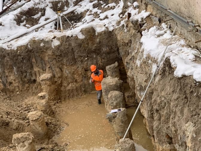 Будівельники продовжують копати котлован впритул до «Будинку з комахами»