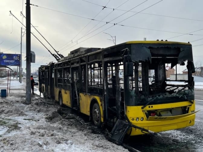На Троєщині в Києві згорів тролейбус. Ймовірно через підпал