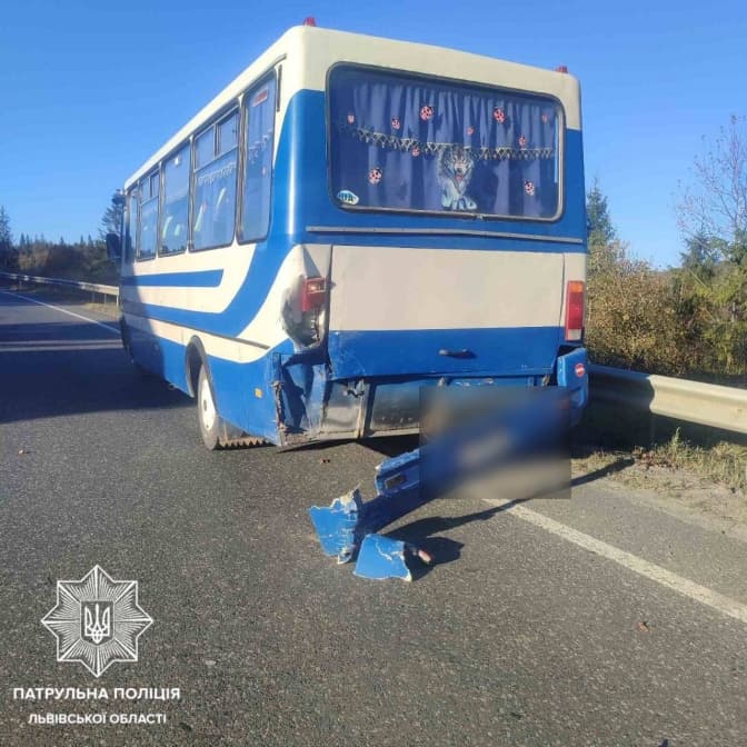 На Львівщині сталася ДТП за участю маршрутки. Рух ускладнено