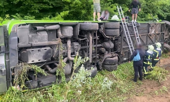 На Львівщині через ДТП з автобусом, в якому були діти, перекрили одну смугу дороги